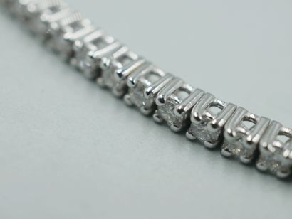 null Bracelet ligne souple en or blanc 18k serti de 75 diamants de couleur F à G...