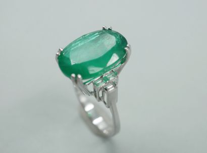 null 18k white gold ring set with a 7cts emerald and six baguette-cut diamonds. 

PB...