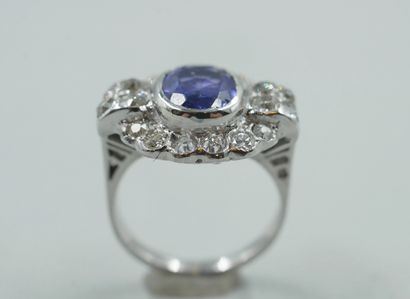 18k white gold ring with a natural Ceylon...