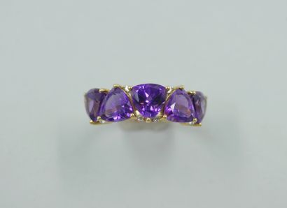 null Band ring in 18k yellow gold set with five amethysts and punctuated with diamonds....