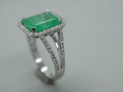 null Modernist ring in 18k white gold topped with a large emerald cut emerald of...