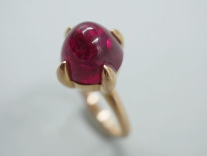 null Ring in 18k yellow gold with a cabochon ruby in a claw setting. 

PB : 7,10gr....