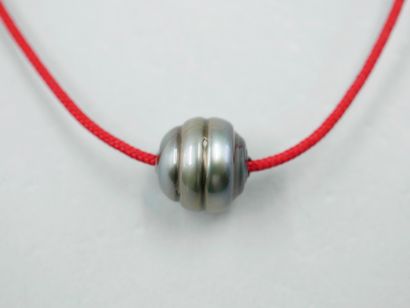 null Grey Tahitian pearl mounted in a bracelet. 

Diameter: 10mm.