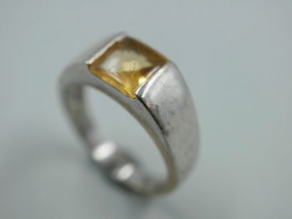 null Ring in 18k white gold with a quadrangular citrine in cabochon. 

PB : 7,20gr....