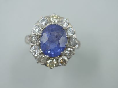 null 18k white gold pompadour ring centered with a natural Ceylon sapphire of 4,83cts...