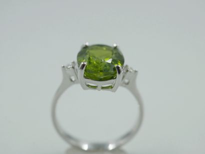 null Ring in 18k white gold set with an oval peridot and diamonds. 

PB : 3,60gr....