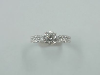 null Solitaire ring in 18k white gold with a 1ct diamond surrounded by lines of smaller...