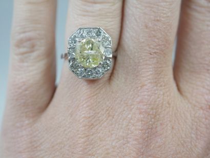 null 18k white gold ring set with a 2.75ct yellow diamond in an octagonal diamond-paved...