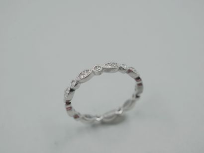 null Retro wedding ring in 18k white gold with diamond-paved diamond and round motifs....