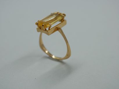 null Ring in 18k yellow gold with a rectangular citrine.

PB : 4,50gr. TDD : 59.