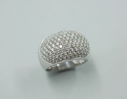 null Band ring in 18k white gold decorated with a large dome of diamonds. 

Width...