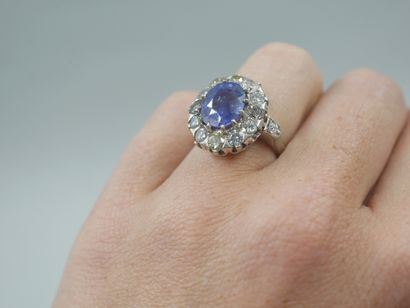 null 18k white gold pompadour ring centered with a natural Ceylon sapphire of 4,83cts...