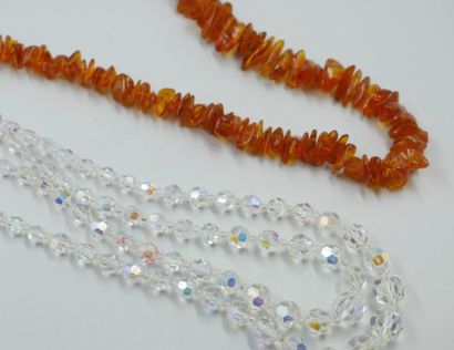 null Lot comprenant : 

collier double rang en perles de verre taillé et un collier...
