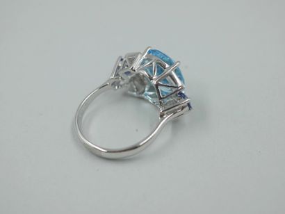null Important ring in 18k white gold surmounted by a blue topaz of 6cts approximately...