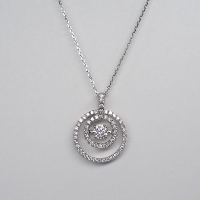 null Pendant Circle in 18k white gold with a dancing diamond in its center of 0,40cts.

PB...