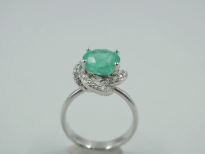 null 18k white gold ring centered with an emerald probably from Colombia of about...
