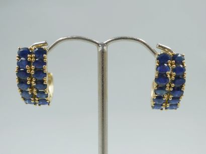 null Pair of 18k yellow gold earrings with two lines of sapphires. 

PB : 5,90gr...
