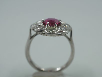 null Bague fleur or blanc 18k surmontée d'un rubis de 1,50cts dans un entourage de...