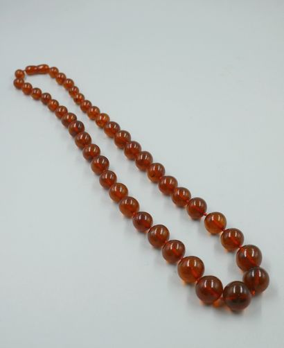 null Necklace made of amber beads falling from a diameter of 10 to 20mm. 

PB : 74...