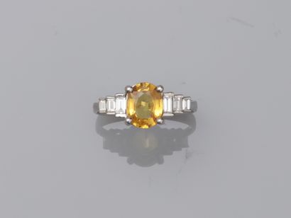 null 18k white gold ring with a yellow sapphire of 1.50cts and baguette-cut diamonds....