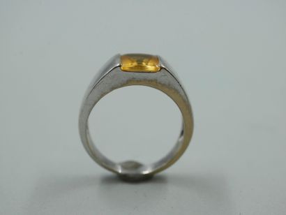 null Ring in 18k white gold with a quadrangular citrine in cabochon. 

PB : 7,20gr....