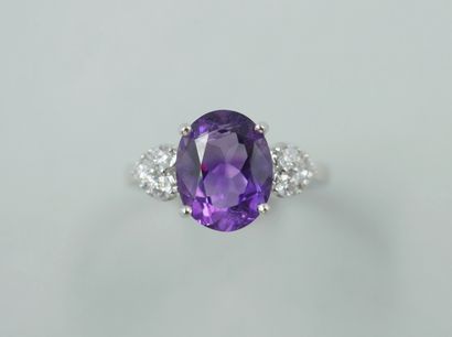 null Ring in 18k white gold centered by an oval amethyst of 2,50cts, surrounded by...