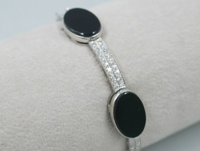 null Bracelet semi-rigide en or blanc 18k agrémenté de plaques d'onyx ovales alternées...