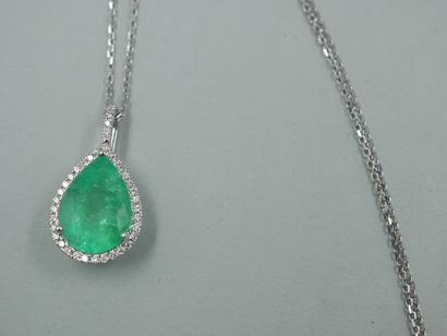 null 18k white gold pear-shaped pendant set with a pear-shaped emerald, probably...