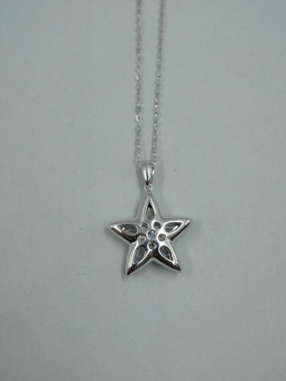 null 18k white gold star pendant set with five fancy diamonds in a circle of brilliants.

Dimensions...