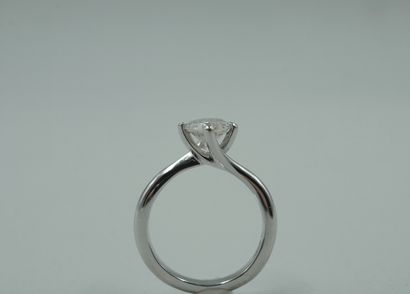 null 
Ring in 18k white gold surmounted by a diamond of 0,80cts approximately.

PB...