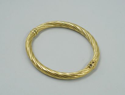 null Bracelet twisted yellow gold 18k, with 8 security. 

Internal length : 5,8 cm....