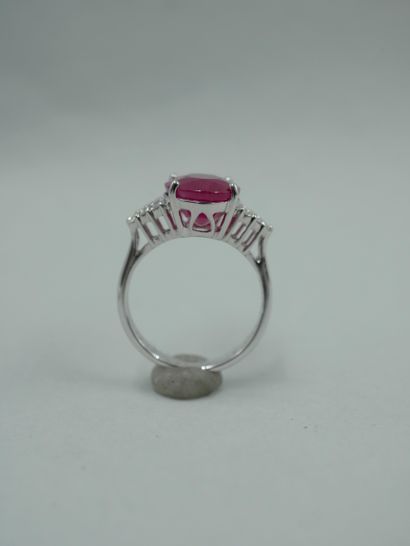 null Ring in 18K white gold set with an oval ruby of 6.80cts and brilliant-cut diamonds.

TDD:...