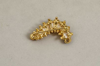 null Brooch Silkworm in 18k yellow gold set with white and gold mother-of-pearl in...