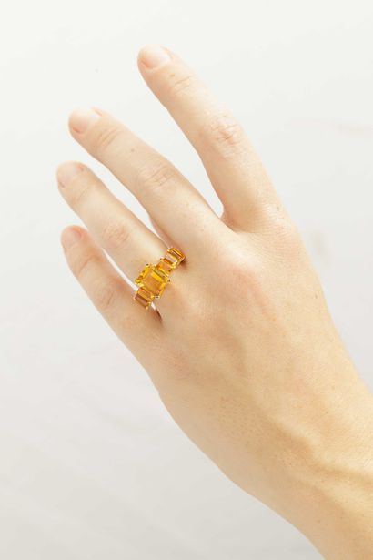 null Ring in 18k yellow gold topped by seven emerald-cut citrines.

PB : 6,40gr -...