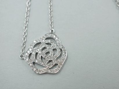 null Necklace in 18k white gold with an openwork rose set with diamonds. 

PB : 3,10gr....