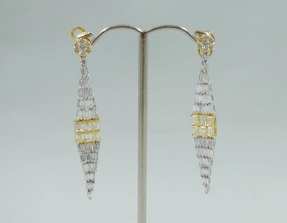 null Paire de pendants d'oreilles draperie en or blanc et or jaune 18k de forme losangique...