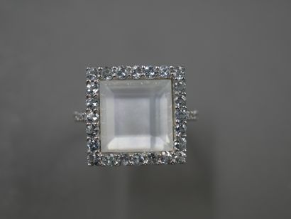null Ring in 18k white gold surmounted by a quadrangular motif adorned with a mother-of-pearl...