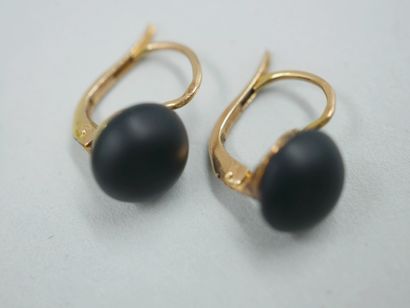 null Lot of two pairs of earrings: 

- Yellow gold and jet pearl sleeper earrings....