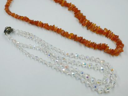 null Lot comprenant : 

collier double rang en perles de verre taillé et un collier...
