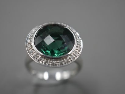 null Circular ring in 18k white gold topped with a faceted green quartz briolette...
