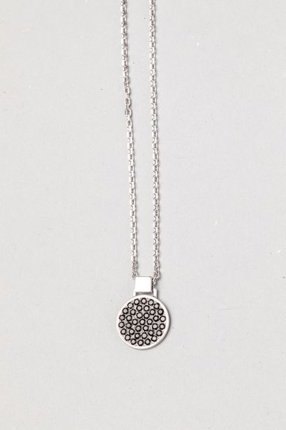 null Pendant in 18k white gold paved with black spinels on its chain. 

PB : 11,20gr....