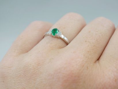 null 18k white gold ring set with an oval emerald and diamonds. 

PB : 2,50gr. TDD...