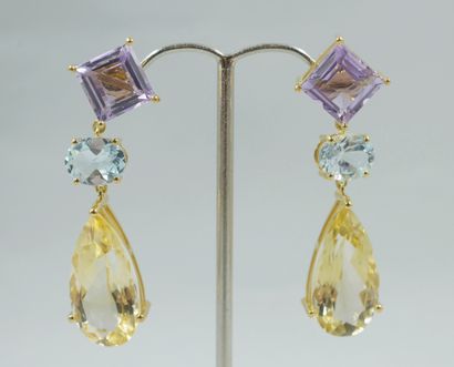 null Pair of 9k yellow gold and vermeil earrings with a square amethyst holding an...