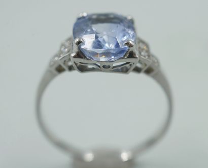 null Ring in 18k platinum topped by an oval sapphire of about 2cts, flanked by six...