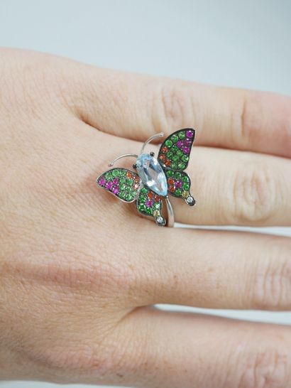 null Ring in 18k white gold representing a Butterfly set with an aquamarine in the...