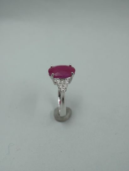 null Ring in 18K white gold set with an oval ruby of 6.80cts and brilliant-cut diamonds.

TDD:...