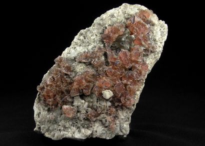 null Fluorite rose en octaèdres posés comme un tapis sur une gangue de granite blanc....