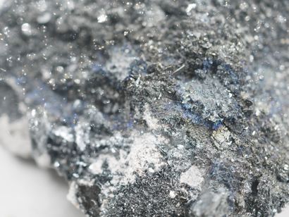 null Bloc d'hématite lamelleuse cristallisé sur gangue calcaire.

14 x 12,5 cm.