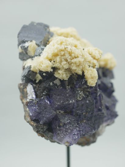 null Très belle association de 4 minéraux : fluorite violette transparente sur une...