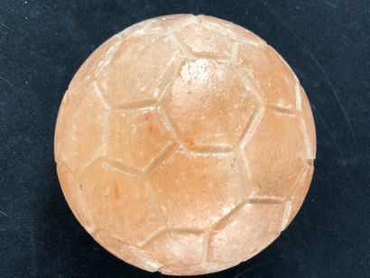  Halite Foot. 
Ballon de foot sculpté dans une halite rose du Pakistan. 
Diam. :...